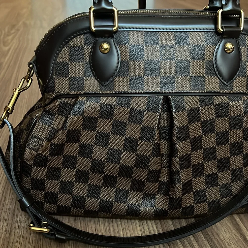 A101- 💯% authentic Louis Vuitton Trevi PM Damier bag
